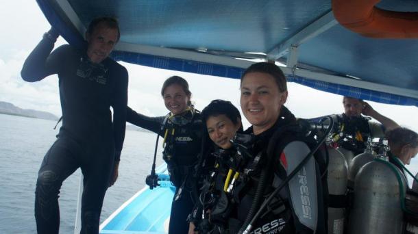 Ellen, Kayla and the other woman who made it through diving and got certified. So jealous, but proud of these girls!