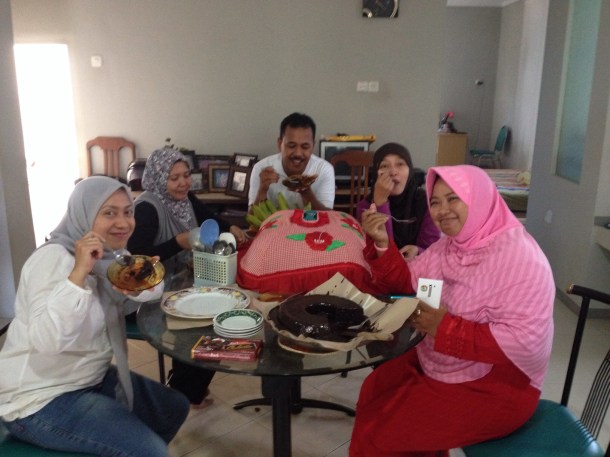 My host family and the incredibly helpful teachers of the IGLOW committee enjoying my aunt's chocolate cake made with Ecuadorian chocolate my mom sent me. <3